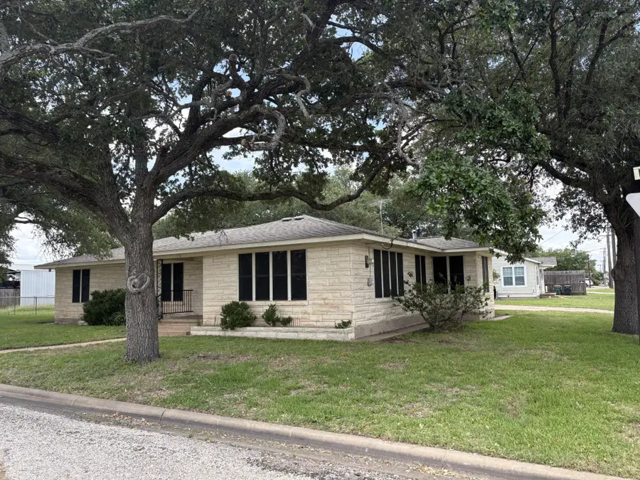 393 N Manse Ave, Giddings, TX 78942 - #3