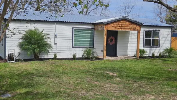 205 E Train St, Ellinger, TX 78938