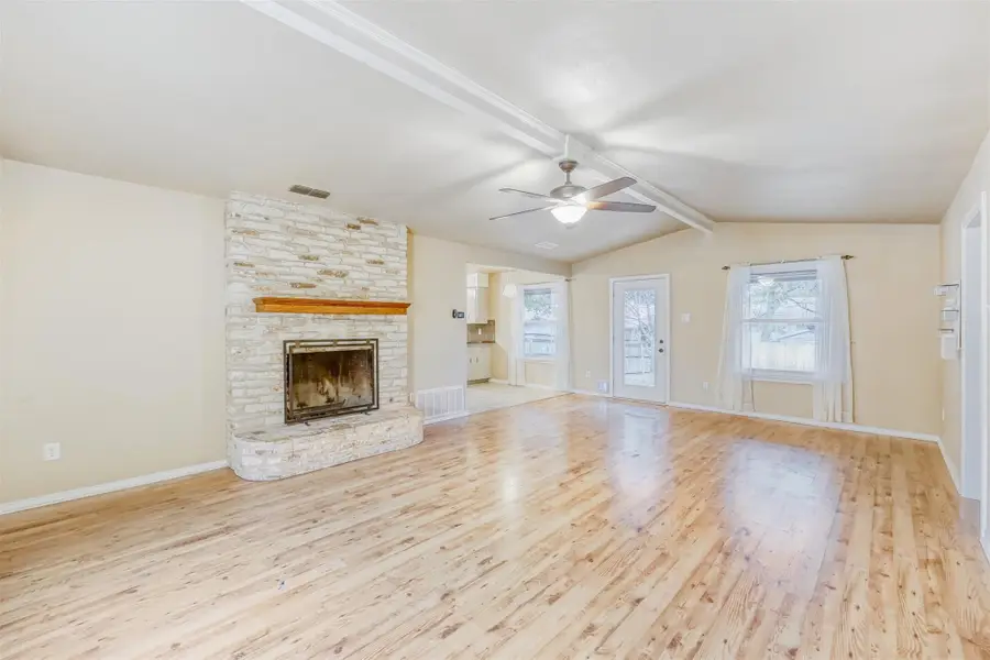 2114 Bel Air Dr, Taylor, TX 76574 - Image #2