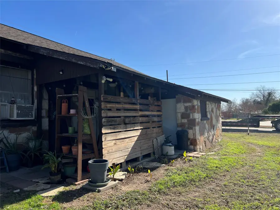 204 Brewster St, Florence, TX 76527 - Image #3