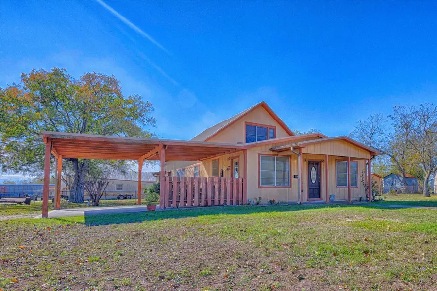 602 E Post Office St, Weimar, TX 78962 - Image #2