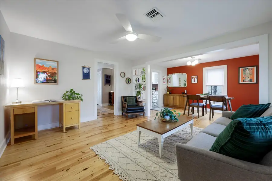 707 Bishop St, Smithville, TX 78957 - #2