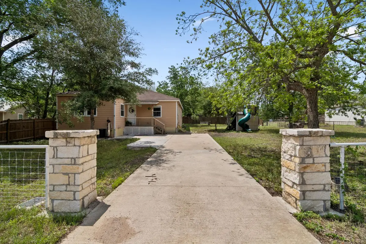 810 Lamar St, Luling, TX 78648 - #1