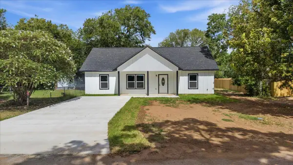 304 Lee St, Smithville, TX 78957
