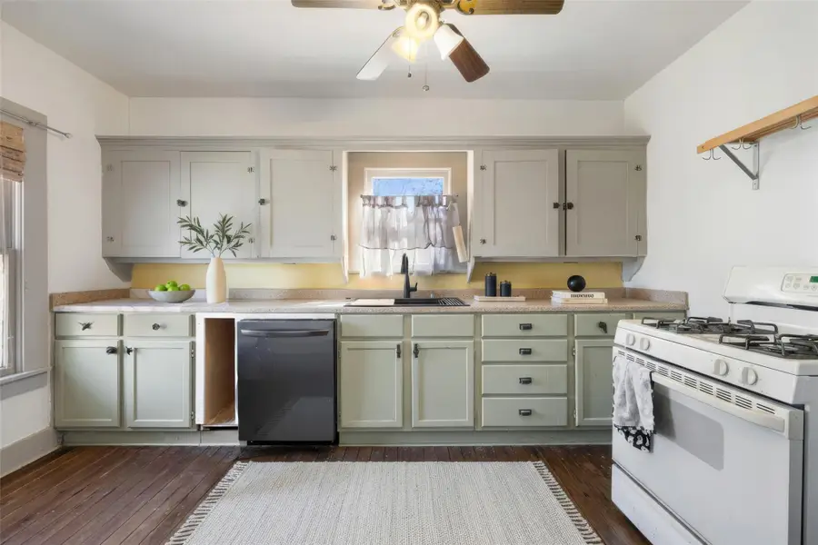 503 E Ash Dr, Johnson City, TX 78636 - #2