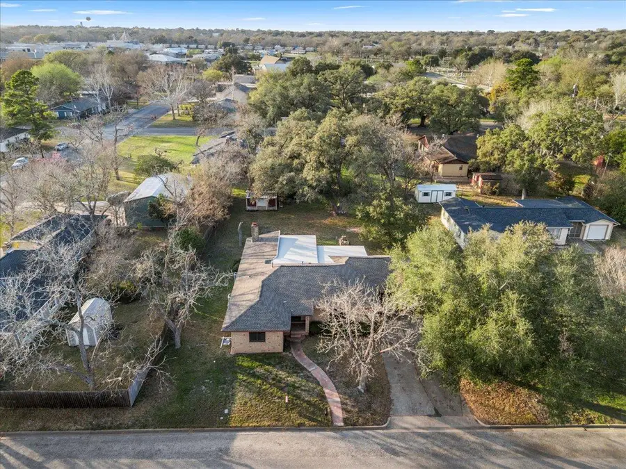 927 E Walnut St, La Grange, TX 78945 - #2