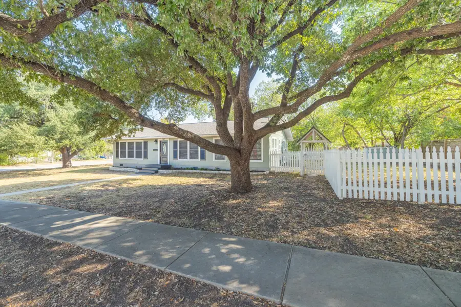 307 N Black St, Round Rock, TX 78664 - #2