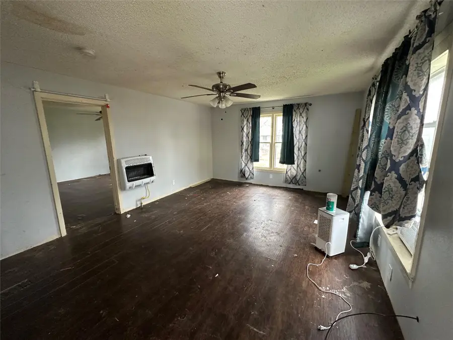 102 W Mesquite St #B, Granger, TX 76530 - #2