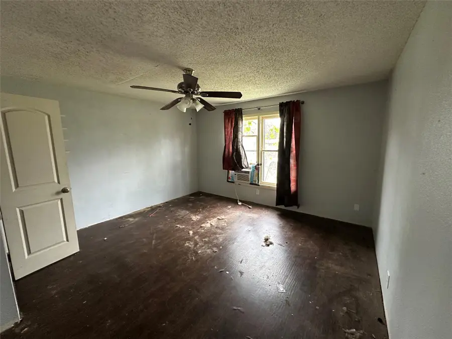 102 W Mesquite St #B, Granger, TX 76530 - #3