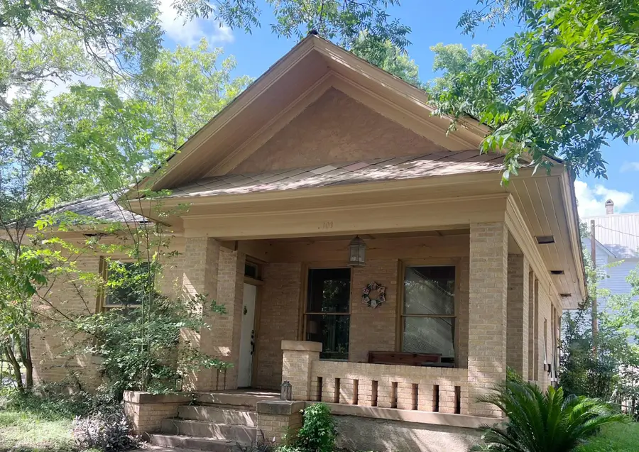101 NE 6th St, Smithville, TX 78957 - #2