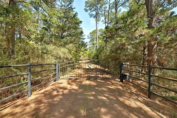 500 Pine Valley Loop, Smithville, TX 78957