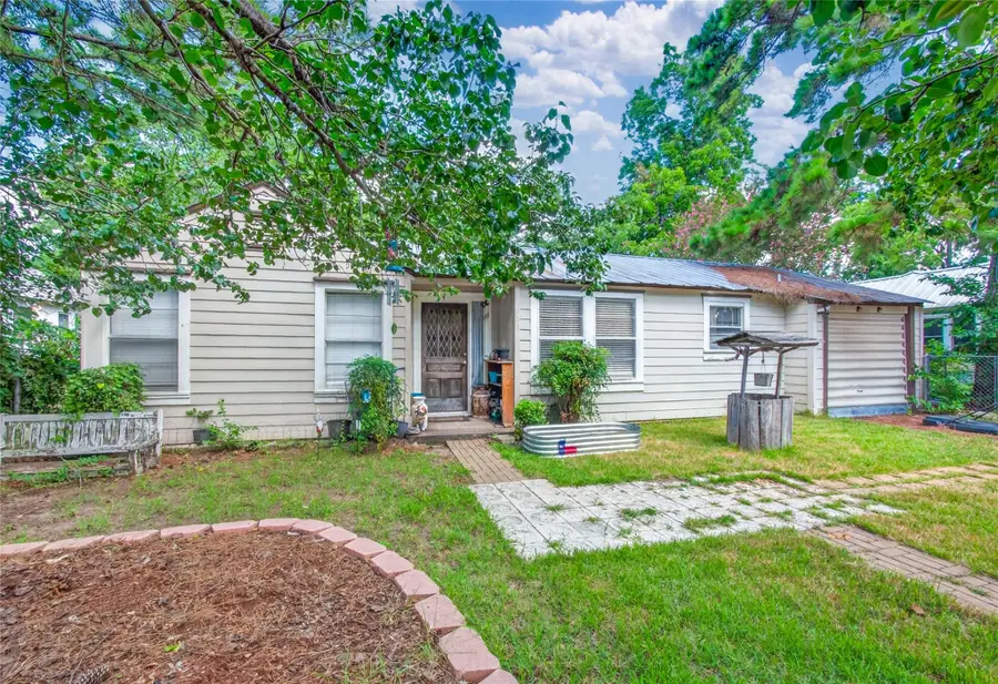 203 Hudgins St, Smithville, TX 78957 - #2