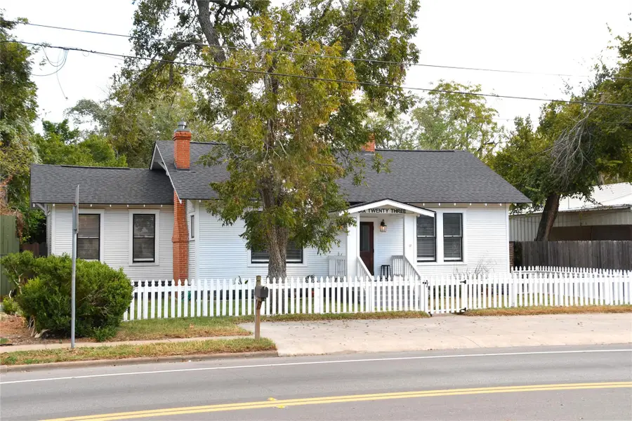 623 Walnut St, Columbus, TX 78934 - Image #2