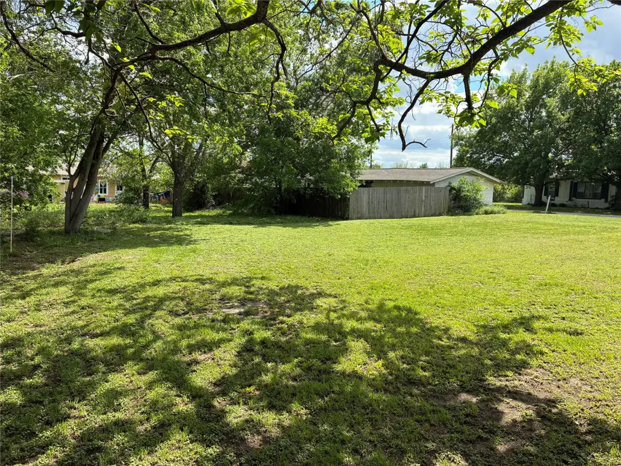 106 N 6th St, Thorndale, TX 76577 - #2