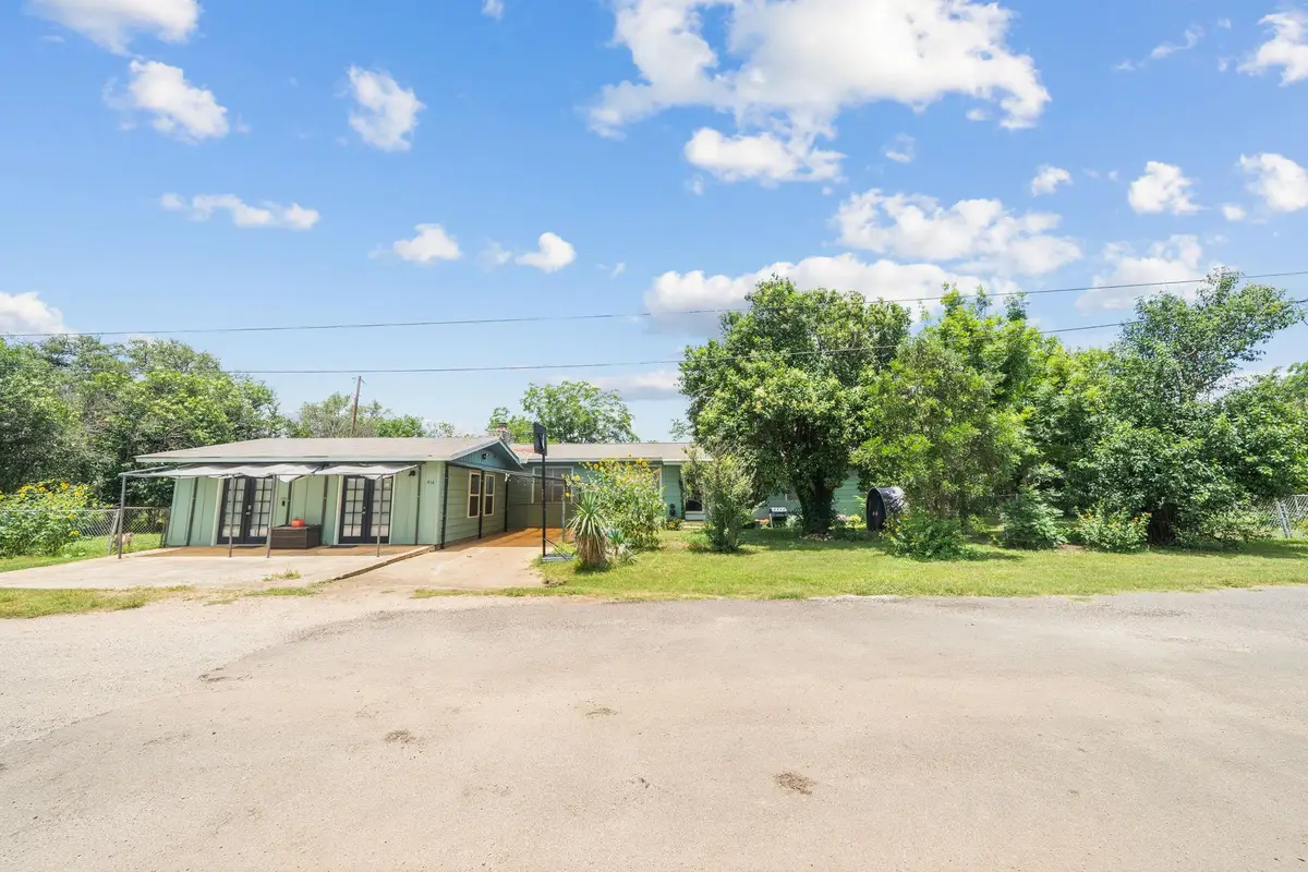 914 6th St, Blanco, TX 78606 - #1