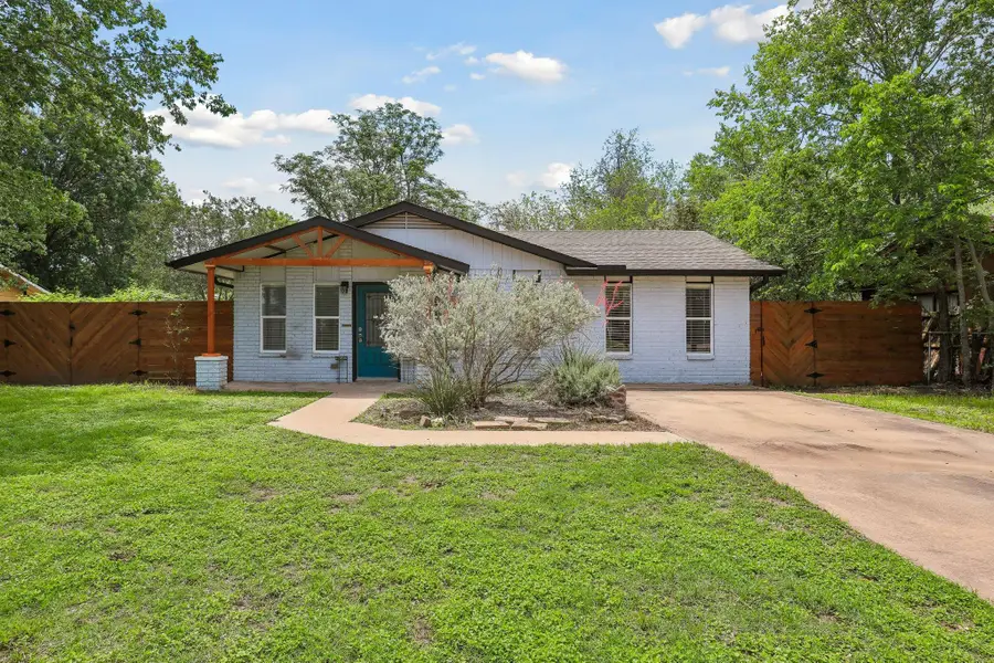 407 Magnolia St, Bastrop, TX 78602 - #2