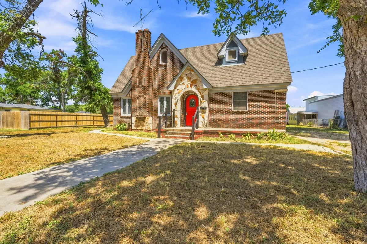 210 E Cedar St, Seguin, TX 78155 - #1