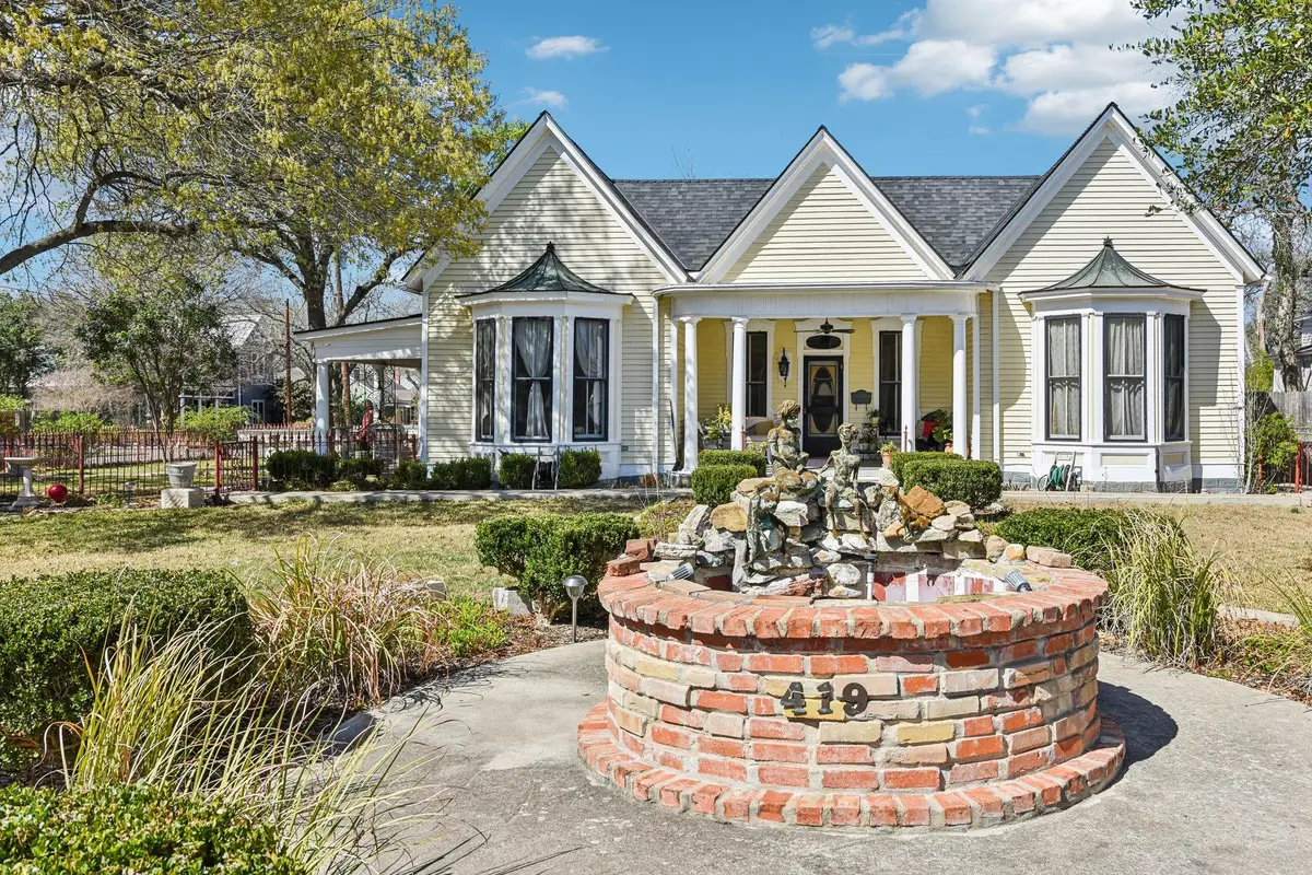 419 W San Antonio St, Lockhart, TX 78644 - #1