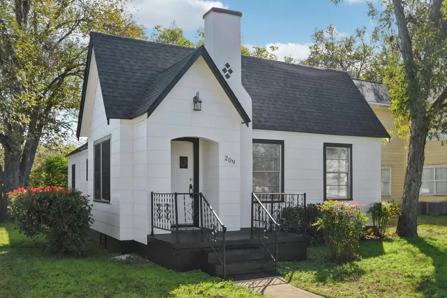 209 E 8th St, Elgin, TX 78621 - Image #2