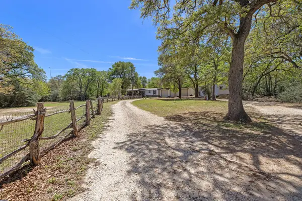 541 Hidden Oaks Dr, Elgin, TX 78621