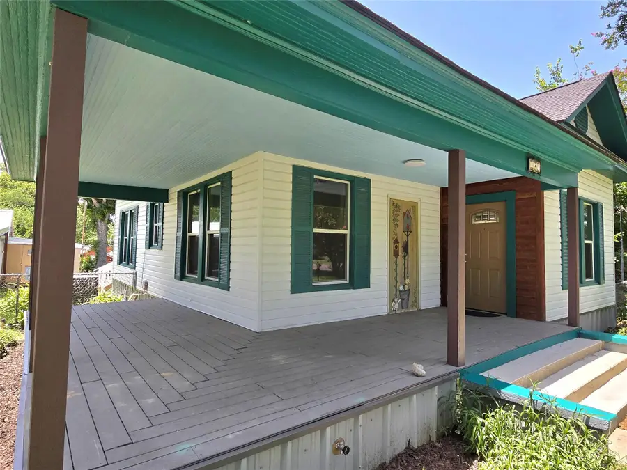 429 N Main St, Rockdale, TX 76567 - #2