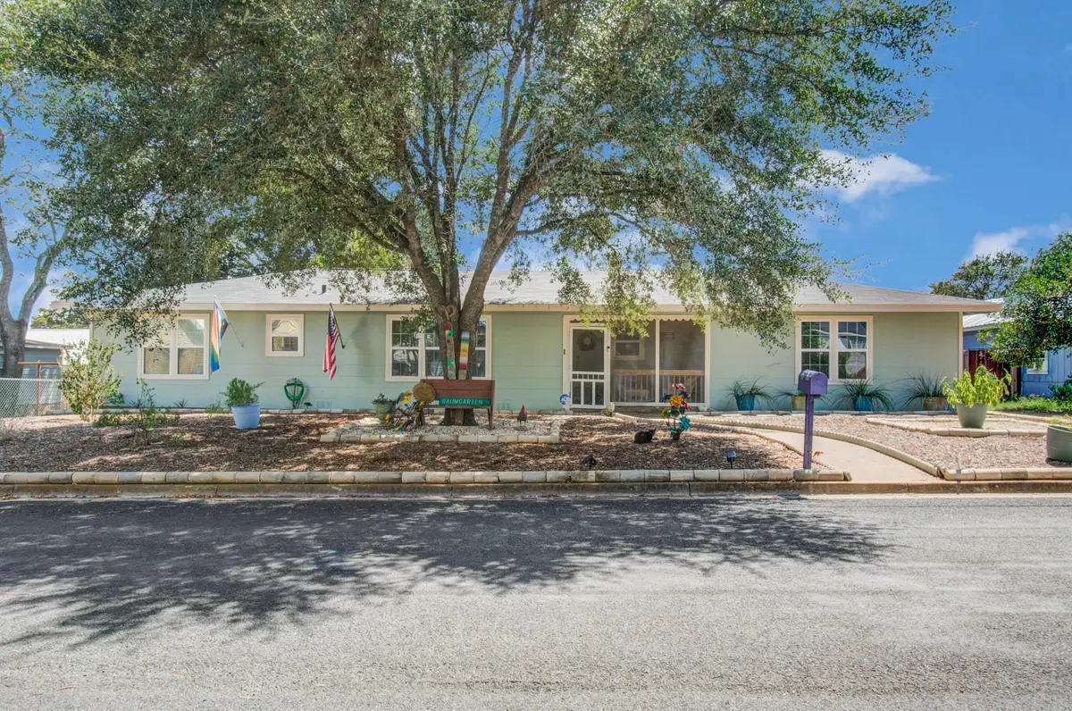 1004 Baumgarten St, Schulenburg, TX 78956 - #1