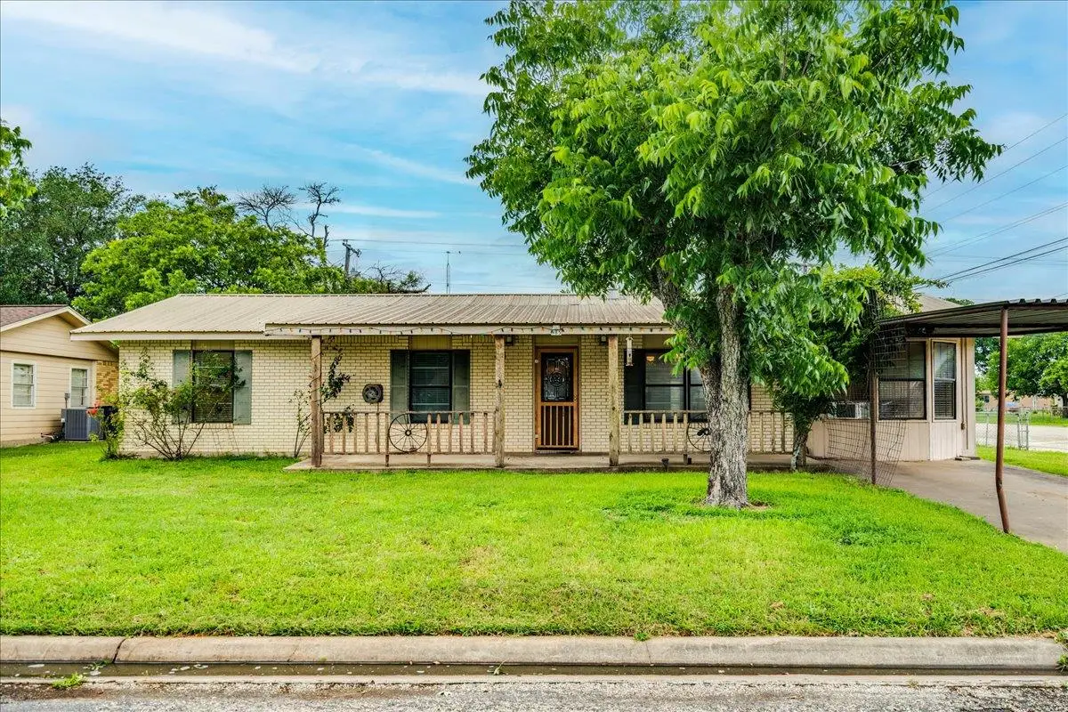 985 N Chambers St, Giddings, TX 78942 - #1
