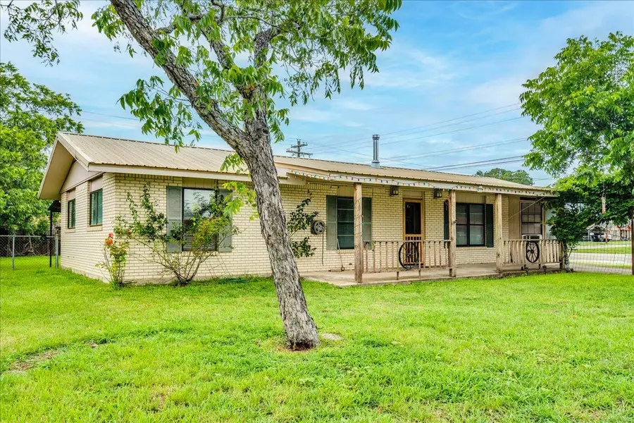 985 N Chambers St, Giddings, TX 78942 - #3