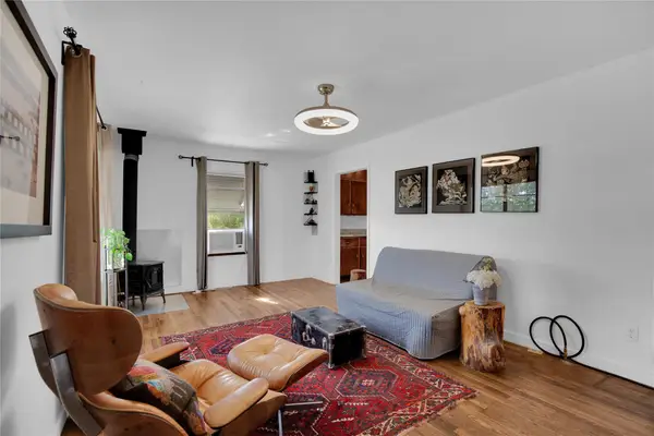 1607 E 4th St, Taylor, TX 76574