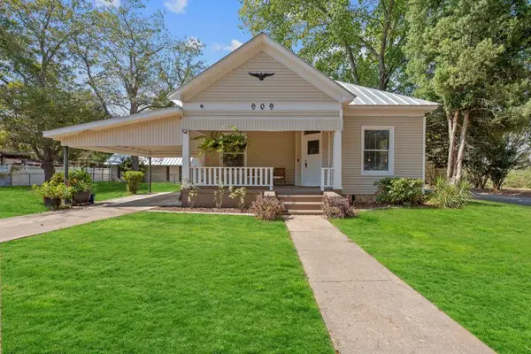 909 Hudgins St, Smithville, TX 78957