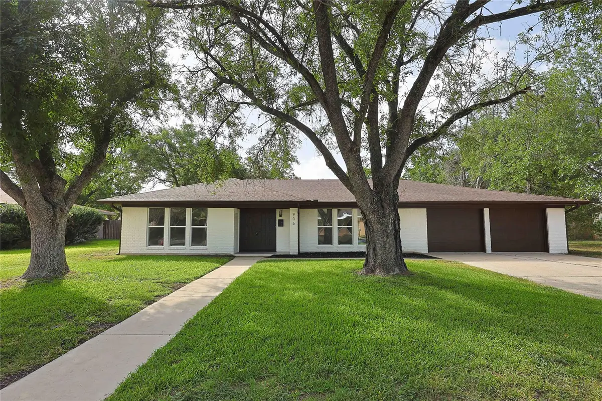 906 Merritt Dr, Lockhart, TX 78644 - #1