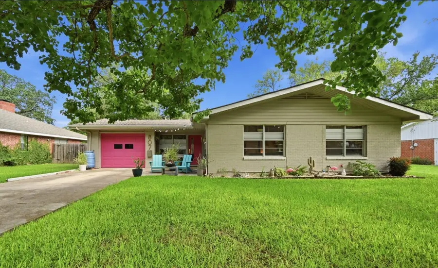 807 Campbell St, Lockhart, TX 78644 - #2