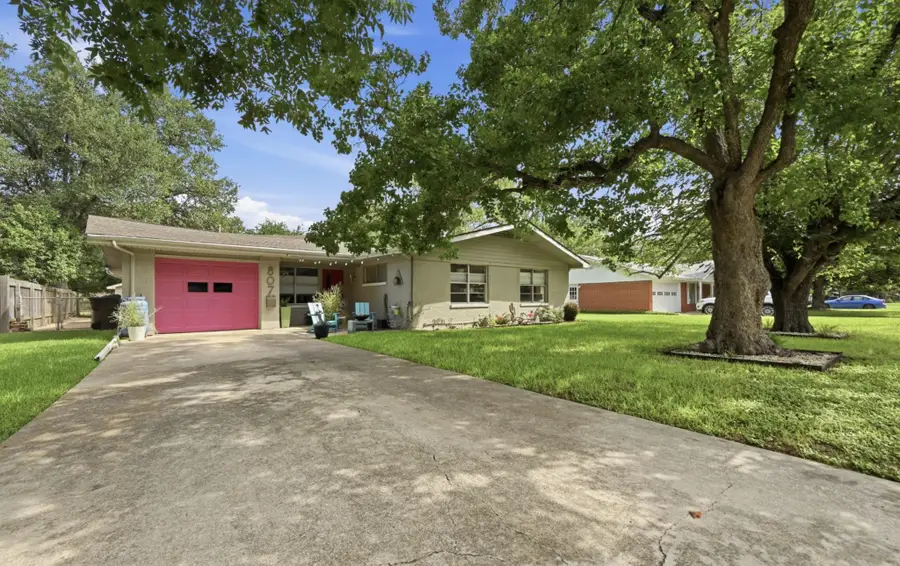 807 Campbell St, Lockhart, TX 78644 - #3