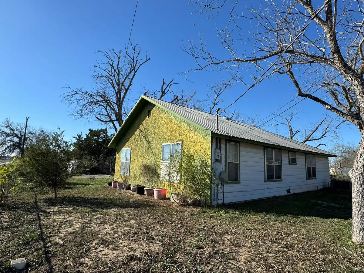2742 W Kingsbury St, Seguin, TX 78155 - Image #1