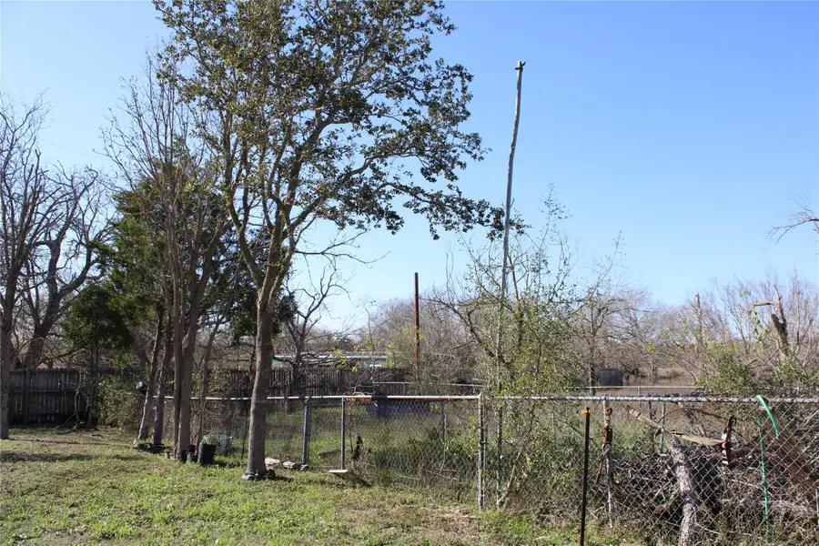 2742 W Kingsbury St, Seguin, TX 78155 - Image #3