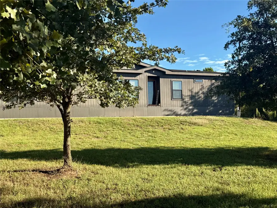 247 W Broken Tree Ln, Smithville, TX 78957 - #2