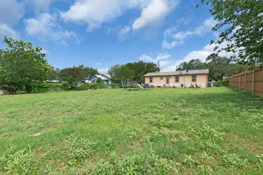 405 E Brier Ln, Burnet, TX 78611 - Image #2