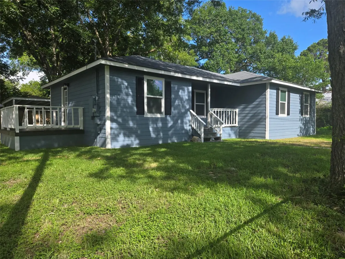 802 Front St, Glidden, TX 78943 - Image #1