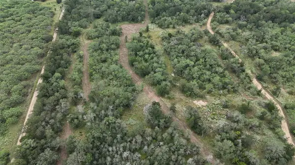 650 Coastal Lane, Luling, TX 78648