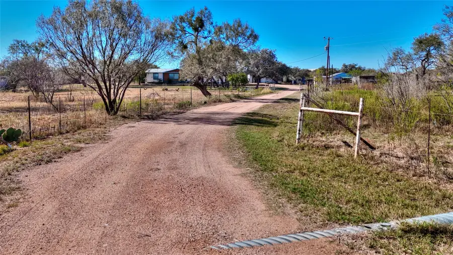 204 Lagitos Ln, Llano, TX 78643 - Image #2
