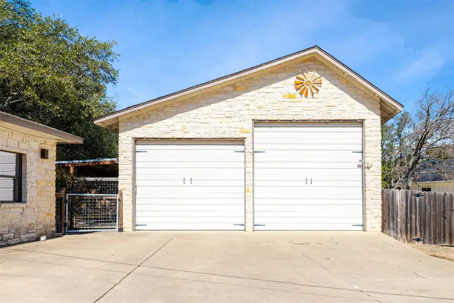 207 E Ridgewood Rd, Georgetown, TX 78633 - #2