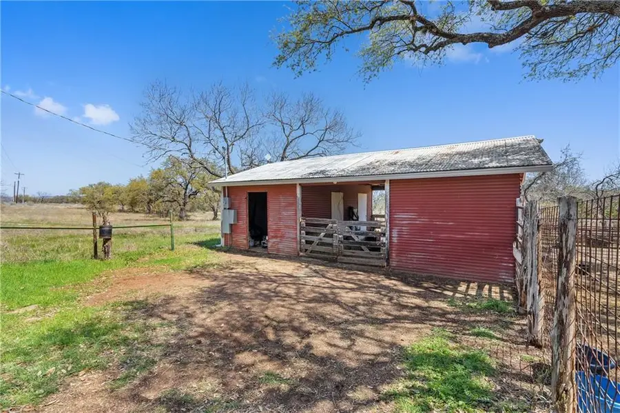 118 E Crestview Dr, Johnson City, TX 78636 - #2
