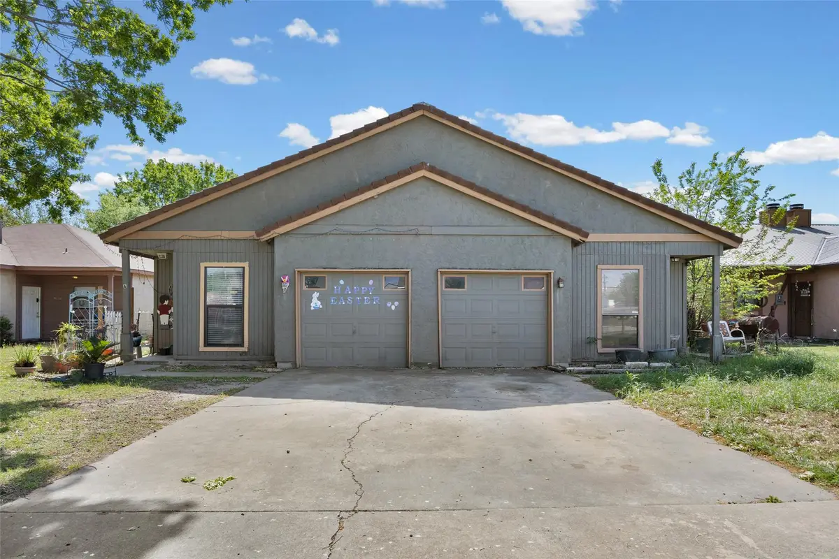 911 Crockett St, Lockhart, TX 78644 - #1