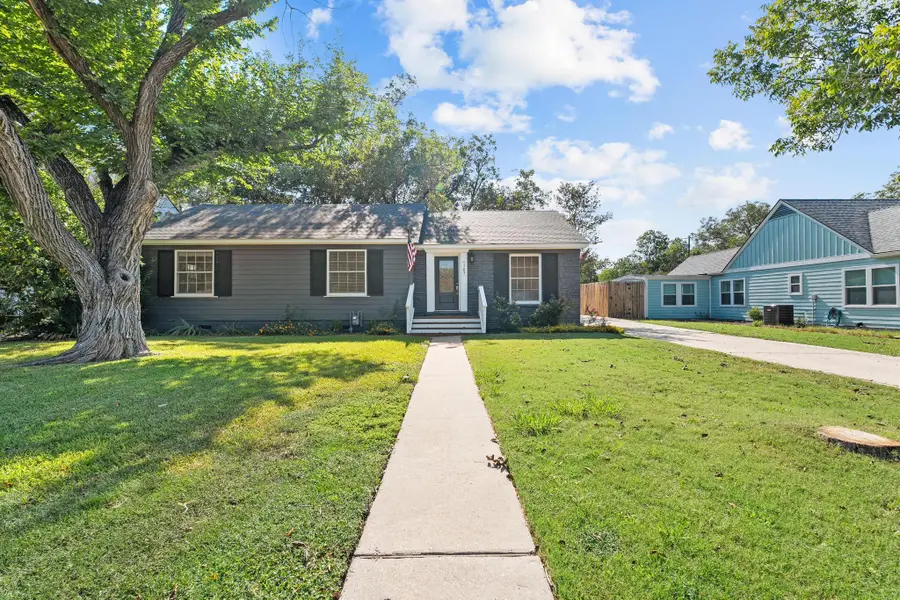 1707 Lexington St, Taylor, TX 76574 - #2