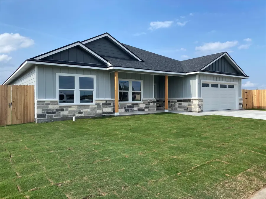 605 Cactus St, Giddings, TX 78942 - #3