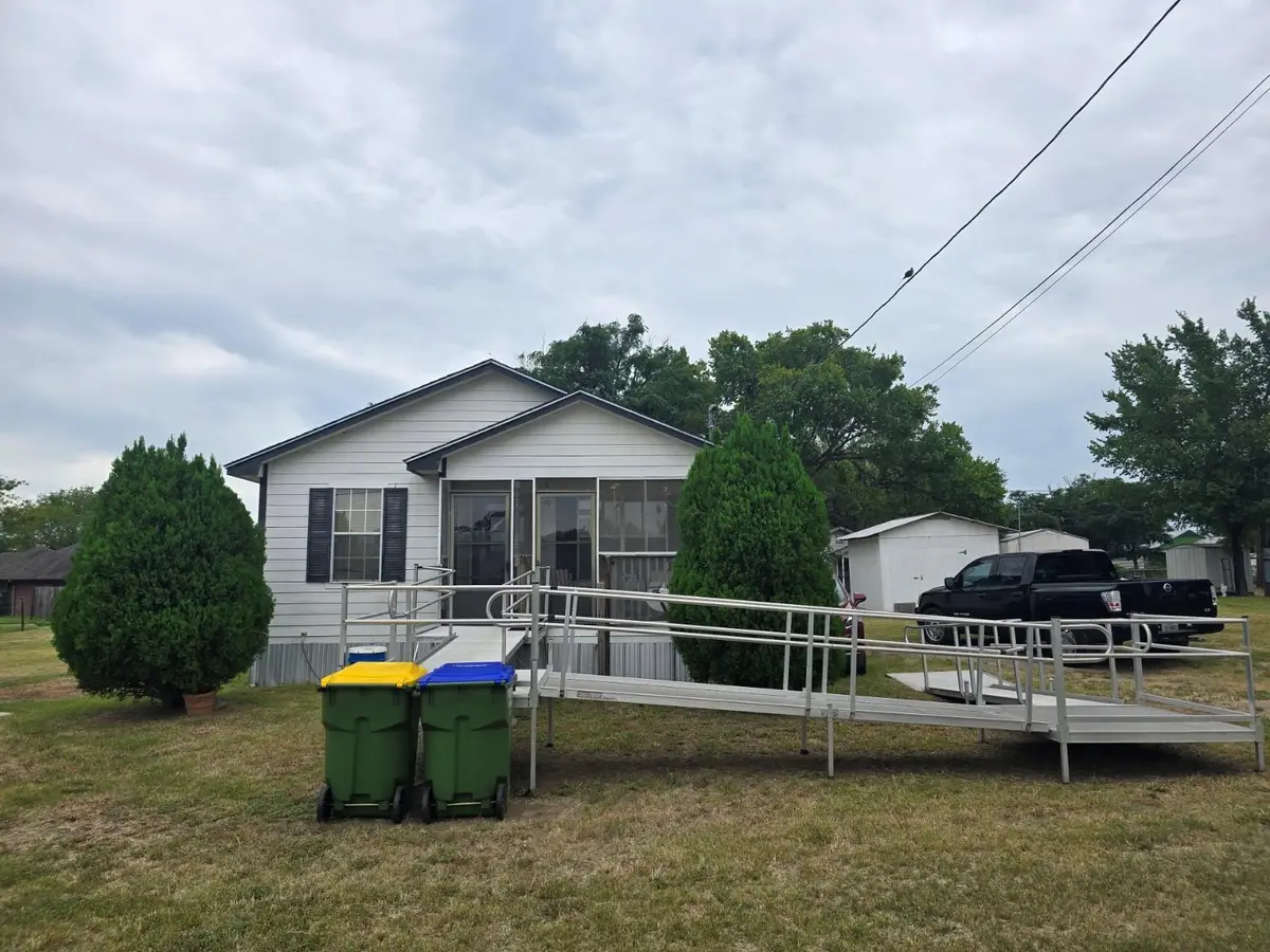1517 School St, Gonzales, TX 78629 - #1