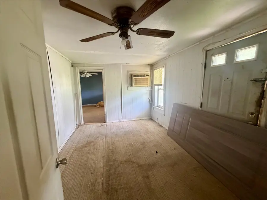 808 W Boundary St, Giddings, TX 78942 - #2