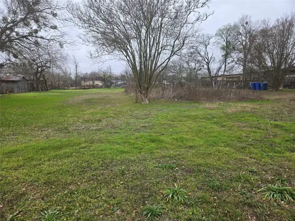 139 Jackson St, Elgin, TX 78621