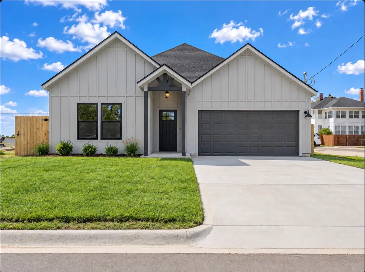 271 Manse Ave, Giddings, TX 78942 - #1