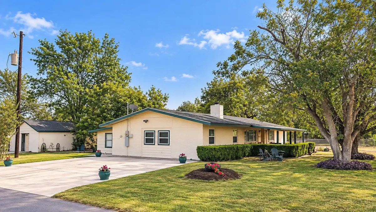 410 N Burnet St, Manor, TX 78653 - #1